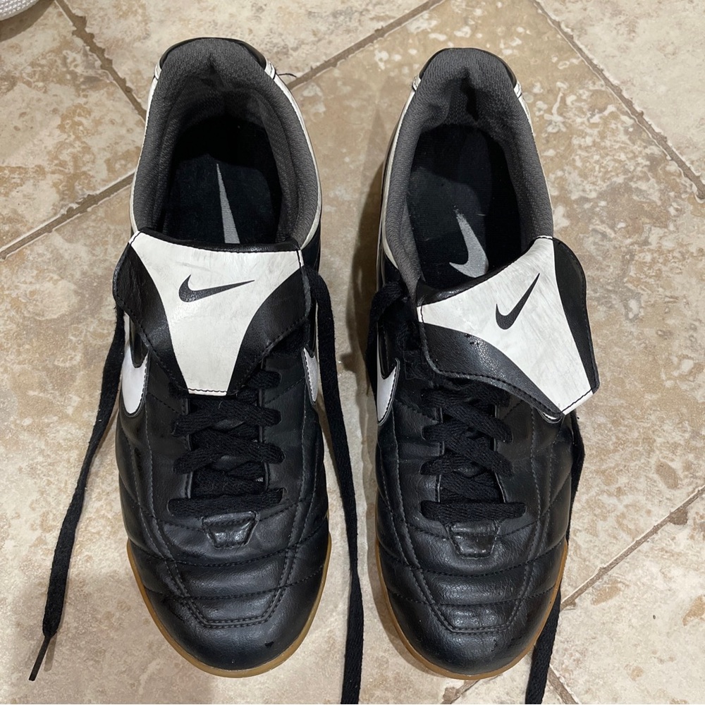 NIKE BLACK TIEMPO INDOOR TRAINERS R10 RONALDINHO SIZE 12